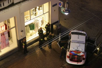 Des policiers sont postés près de la boutique Apple Store dans laquelle a lieu une prise d'otage par un homme armé à Amsterdam le 22 février 2022