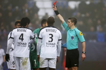 Le défenseur de Metz Milan Bisevac reçoit un carton rouge lors du match contre Caen, le 18 décembre 2016 au stade d'Ornano