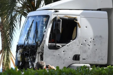 Le camion conduit par Mohamed Lahouaiej Bouhlel est inspecté par la police sur la Promenade des Anglais à Nice, le 15 juillet 2016, au lendemain matin de l'attentat qui a fait 84 morts