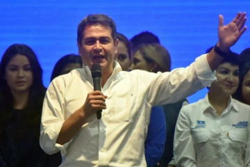 Le président sortant du Honduras, Juan Orlando Hernandez, salue ses supporteurs à Tegucigalpa, le 26 novembre 2017