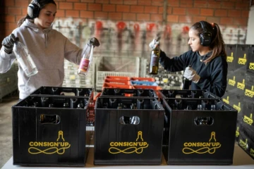 Dans les locaux de la coopérative Consign'Up, dédiée au réemploi de bouteilles en verre, à Portet-sur-Garonne (Haute-Garonne), le 22 janvier 2025