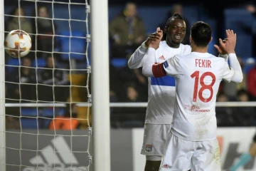 L'attaquant lyonnais Bertrand Traoré, buteur contre Villarreal, est félicité par Nabil Fekir, son passeur, à La Ceramica, le 22 février 2018