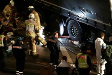 Des enquêteurs autour du camion utilisé pour l'attentat sur le marché de Noël, le 20 décembre 2016 à Berlin