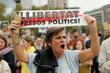 "Libérez les prisonniers politiques", peut-on lire sur cette bannière au cours d'une manifestation à Barcelone, le 14 octobre 2019.