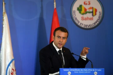 Le président français Emmanuel Macron (C) au sommet du G5 Sahel à Bamako le 2 juillet 2017 