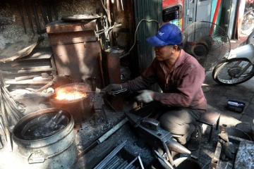 Dans la rue des forgerons de la capitale vietnamienne, Ngyuen Phuong Hung, qui travaille assis sur un petit tabouret devant son feu, est le dernier maître du métal