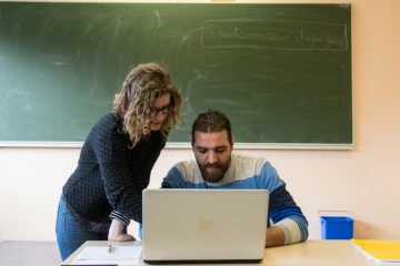Adib (d), un réfugié syrien, lors d'un cours de français à l'Université de Haute-Alsace à Mulhouse, le 21 mars 2016