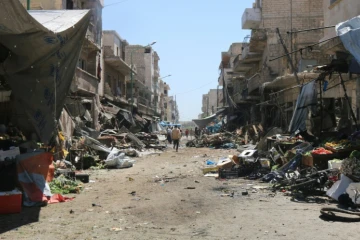Un marché détruit  à Maaret al-Noomane, dans la province syrienne d'Idleb, après des frappes le 19 avril 2016