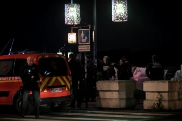 Des policiers bouclent une rue après une agression au couteau qui a fait un mort et un blessé à Bordeaux, le 9 avril 2024