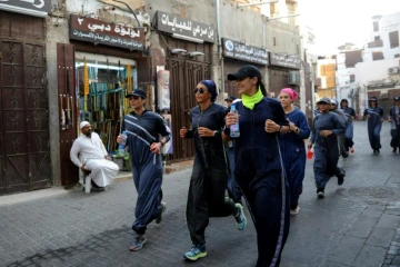 Des Saoudiennes courent vêtues d'une abaya sportive à Jeddah le 8 mars 2018