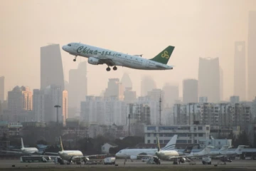 Un avion de la compagnie Spring Airlines décolle de l'aéroport de Hongqiaou à Shanghai le 8 février 2015