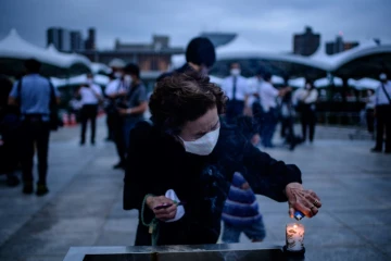 Une visiteuse du mémorial de Hiroshima brûle de l'encens pour honorer les victimes de la bombe atomique, le 6 août 2020