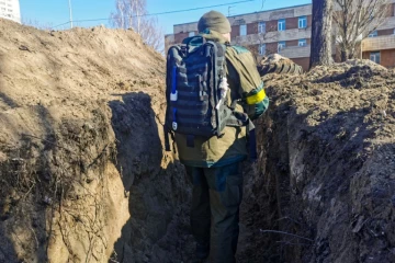 Un volontaire dans une tranchée à Kiev, le 28 février 2022