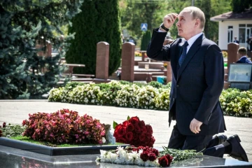 Photo publiée par l'agence de presse officielle Sputnik montrant le président russe Vladimir Poutine au mémorial du massacre de Beslan, dans le sud-ouest de la Russie, le 20 août 2024