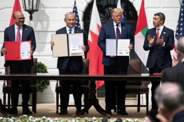 (de g à d) Abdel Latif al-Zayani, Benjamin Netanyahu, Donald Trump et Cheikh Abdallah ben Zayed Al-Nahyane, à la Maison Blanche le 15 septembre 2020 à Washington