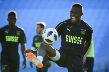 Le milieu de la Suisse Denis Zakaria contrôle le ballon à l'entraînement, le 18 juin 2018 à Togliatti