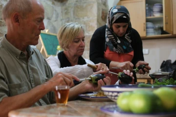 Une Palestinienne apprend à des étrangers à réaliser une spécialité de Naplouse, le 19 septembre 2015