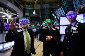 Wall Street a chuté lourdement jeudi, affaiblie par la pire séance d'Apple depuis six ans sur fond de ralentissement économique en Chine et plombée par un indicateur manufacturier américain décevant
