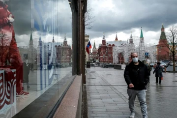 Un homme portant un masque contre le Covid à Moscou le 22 mars 2021