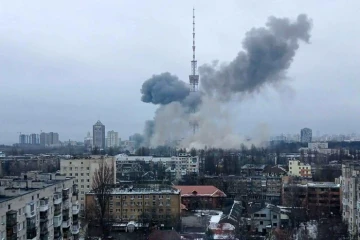 Photo diffusée sur la page Facebook du ministère ukrainien de l'Intérieur montrant la tour de télévision à Kiev touchée par un missile, le 1er mars 2022