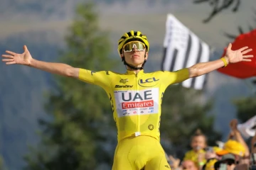 Tadej Pogacar passe la ligne d'arrivée de la 20e étape du Tour de France, le 20 juillet 2024 au Col de la Couillole