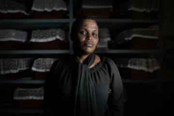La Rwandaise Albertine  Mukakamanzi, seule survivante de sa famille du génocide au Rwanda. Au mémorial de Gatwaro, à Kibuye (ouest), le 1e décembre 2020