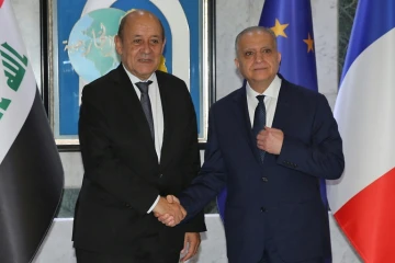 Le ministre irakien des Affaires étrangères Mohammed Ali al-Hakim (d) et son homologue français Jean-Yves Le Drian, le 17 octobre 2019 à Bagdad
