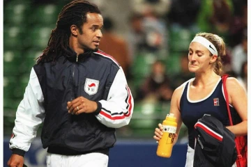 Yannick Noah, alors capitaine de l'équipe de France de Fed Cup, et Mary Pierce lors d'un match contre le Japon, le 1er mars 1997 à Tokyo