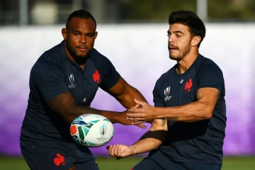 Le pilier du XV de France Jefferson Poirot (g) et l'ouvreur Romain Ntamack à l'entraînement le 16 octobre 2019 à Oita (Japon)