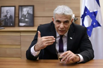 Le chef de l'opposition en Israël, Yaïr Lapid, donne une interview à l'AFP dans son bureau à la Knesset à Jérusalem, le 14 septembre 2020 