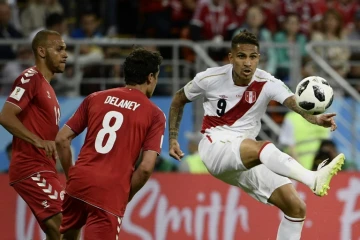 L'attaquant du Pérou, Paolo Guerrero (N.9, à dr.) pendant le match face au Danemark au cours du Mondial en Russie, le 16 juin 2018 à Saransk