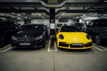 Des voitures de sport de luxe, immatriculées en Russie, garées dans le parking de l'aéroport d'Helsinki, le 19 août 2022 en Finlande