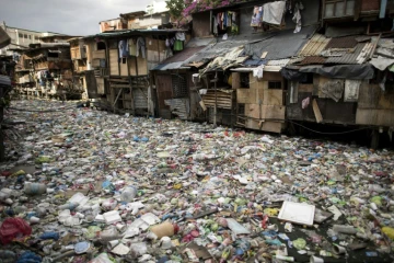 Un cours d'eau rempli de détritus à Manille, le 12 mai 2018