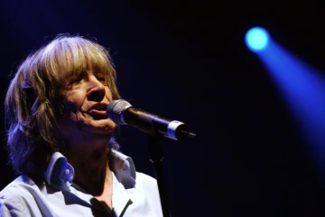 Le chanteur Leny Escudero sur la scène du Zenith à Paris, le 15 décembre 2006, lors d'un concert organisé dans le cadre de la tournée "Age tendre et têtes de bois" qui réunit les idoles de la chanson des années 60