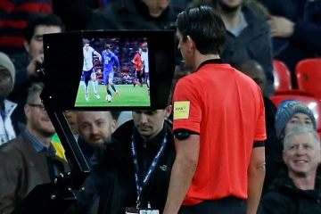 L'arbitre utilise l'assistance vidéo à l'arbitrage (VAR) lors du match amical Angleterre-Italie à Wembley, le 27 mars 2018 