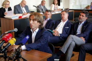 Le milieu de terrain de la Croatie et du Real Madrid, Luka Modric, devant le tribunal pour témoigner lors d'un procès de corruption le 13 juin 2017 à Osijek, en Croatie