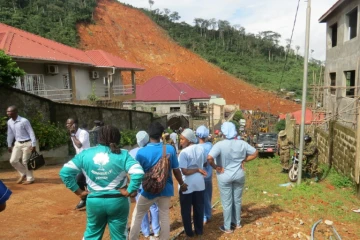 Des habitants observent les opérations de secours le 15 août 2017 à Freetown 