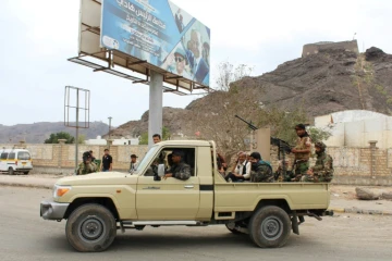 Des combattants du mouvement séparatiste du Yémen du sud patrouillent dans une rue d'Aden, le 28 janvier 2018