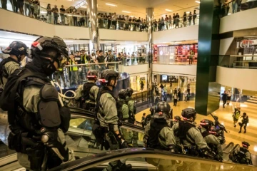Des policiers anti-émeute interviennent dans le centre commercial de Ti Koo Shing à Hong Kong , le 3 novembre 2019 après une bagarre