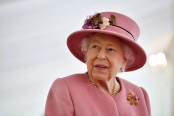 Photo d'archive de la reine Elizabeth II lors d'une visite d'un laboratoire de recherche près de Salisbury (Royaume-Uni) le 15 octobre 2021.