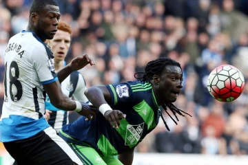 L'attaquant de Swansea Bafétimbi Gomis (d) à la lutte avec le défenseur de Newcastle Chancel Mbemba en Premier League, le 16 avril 2016 à Newcastle