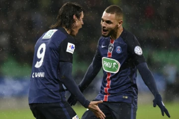 Edinson Cavani et Layvin Kurzawa célèbre un but  pour le PSG lors du quart de finale de la Coupe de France, le 2 mars 2016 à Saint-Etienne