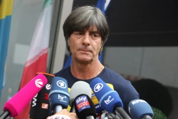 Le sélectionneur allemand Joachim Löw s'adresse aux médias après le retour de la sélection, éliminée du Mondial, le 28 juin 2018 à Francfort