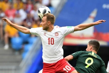 Le Danois Christian Eriksen (g) et l'Australien Tomi Juric à la lutte, le 21 juin 2018 à Samara 