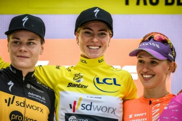La Néerlandaise Demi Vollering (c), victorieuse du Tour de France, devant la Belge Lotte Kopecky (g) et la Polonaise Katarzyna Niewiadoma, le 30 juillet 2023 à Pau