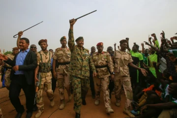 Le général Abdel Fattah al-Burhane, le chef du Conseil militaire au Soudan, accueilli par ses partisans dans la ville d'Omdourman près de Khartoum, le 29 juin 2019 