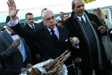 Le ministre de l'Intérieur Bernard Cazeneuve mange le mouton lors de l'Aïd el-Adha, la fête du sacrifice, à la mosquée de Cherbourg-Octeville le 24 septembre 2015