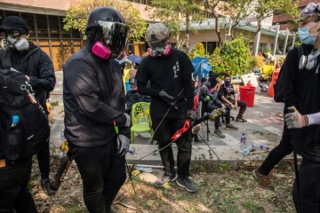 Un manifestant avec un arc et une flèche devant l'université polytechnique de Hong Kong, le 14 novembre 2019