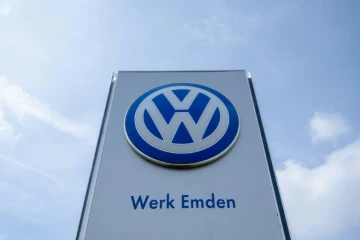 Le logo du constructeur automobile allemand Volkswagen, le 20 mai 2022 à Emden, dans le nord de l'Allemagne