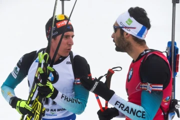 Martin Fourcade (d) parle avec Quentin Fillon Maillet à l'arrivée de la Mass Start de Nove Mesto en République tchèque, le 23 décembre 2018